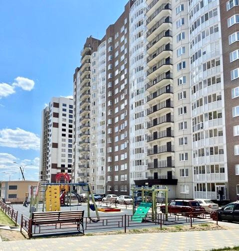 Продается квартира в  ЖК «Ласточкино».
Новый жилой квартал— это современное благоустроенное жилье в экологически чистом микрорайоне Шилово. Чистый воздух, сосновый лес, в нескольких минутах езды – река Дон, до города 20 минут езды.  На территории жилого комплекса  есть всё необходимое для комфортног